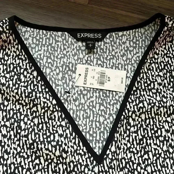 ✨🆕EXPRESS🆕✨ | Black And White Speckled Blouse - Picture 6 of 9
